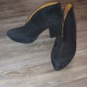 Earthies Halley black suede bootie  ankle boots  size 7.5
